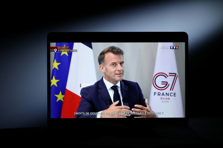 Un écran d'ordinateur au siège de l'AFP à Paris montre le président Emmanuel Macron lors d'une interview diffusée au journal télévisé de TF1 en marge du sommet du G7 à Évian, le 15 juin 2026 ( AFP / SIMON WOHLFAHRT )