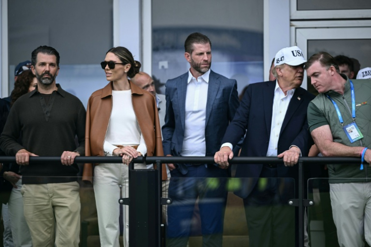 (g-d) Donald Trump Jr, son épouse Bettina Trump, Eric Trump, et Donald Trump assistent à la présentation du trophée de l'Open irlandais de golf, au Trump International Golf Links & Hotel de Doonbeg, le 13 septembre 2026 en Irlande ( AFP / Brendan SMIALOWSKI )