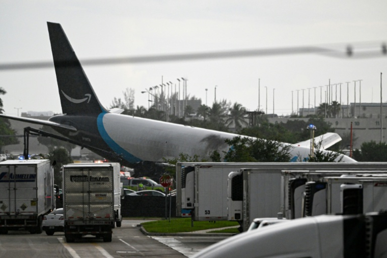 L'avion-cargo d'Amazon sorti de piste, le 6 septembre 2026 à Miami, en Floride ( AFP / CHANDAN KHANNA )