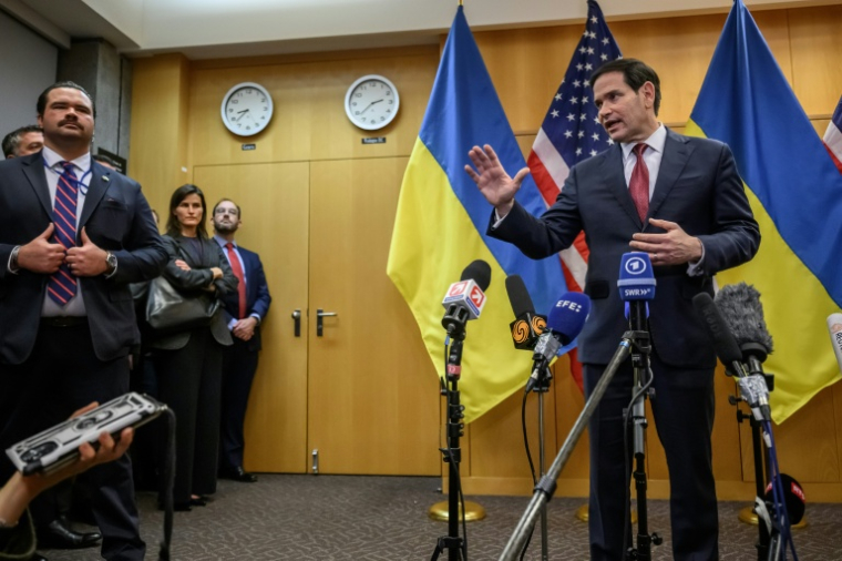 Le secrétaire d'Etat américain Marco Rubio s'exprime à Genève à l'issue de pourparlers sur un plan américain de résolution du conflit entre la Russie et l'Ukraine, le 23 novembre 2025 ( AFP / Fabrice COFFRINI )