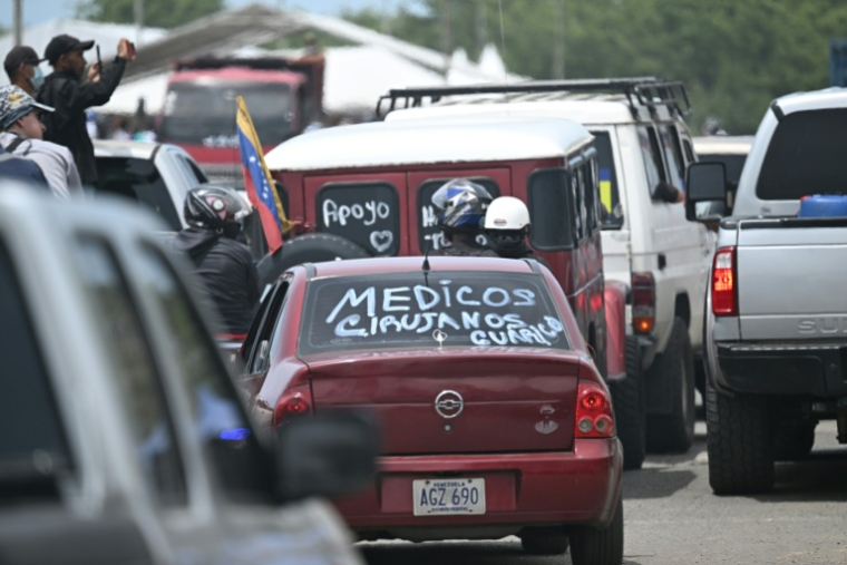 Une voiture portant l’inscription "Médecins, chirurgiens" circule à Caraballeda, dans l’État de La Guaira, au Venezuela, le 30 juin 2026, après les deux séismes survenus le 24 juin ( AFP / Juan BARRETO )