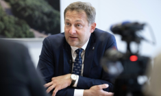 Le commisaire européen à l'Agriculture, Christophe Hansen, le 24 février 2026, à Bruxelles ( AFP / JOHN THYS )