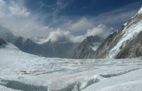 Des alpinistes pendant leur ascension du sommet de l'Everest, au Népal, le 4 mai 2024 ( AFP / TSERING PEMBA SHERPA )