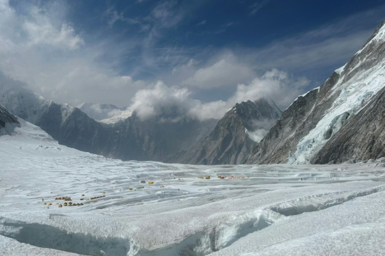 Des alpinistes pendant leur ascension du sommet de l'Everest, au Népal, le 4 mai 2024 ( AFP / TSERING PEMBA SHERPA )