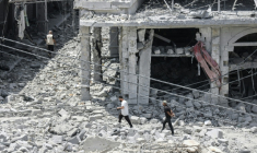 Des habitants de Nabatiyé marchent au milieu des ruines du marché historique de la ville, le 15 juin 2026 ( AFP / MAHMOUD ZAYYAT )
