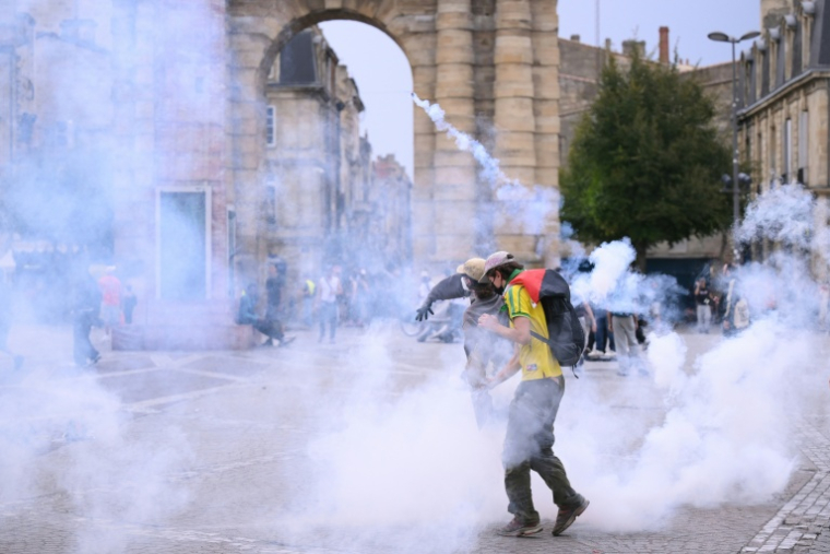 Des manifestants lors de heurts avec les forces de l'ordre à Bordeaux le 6 octobre 2026 ( AFP / Christophe ARCHAMBAULT )