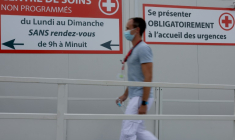 Les médecins hospitaliers attendent la revalorisation de leurs astreintes promise pour le 1er juillet 2025 ( AFP / ROMAIN PERROCHEAU )