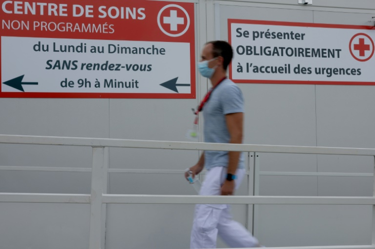 Les médecins hospitaliers attendent la revalorisation de leurs astreintes promise pour le 1er juillet 2025 ( AFP / ROMAIN PERROCHEAU )