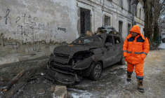 Une voiture calcinée par une frappe russe dans une rue d'Odessa, en Ukraine, le 4 février 2026 ( AFP / Oleksandr GIMANOV )