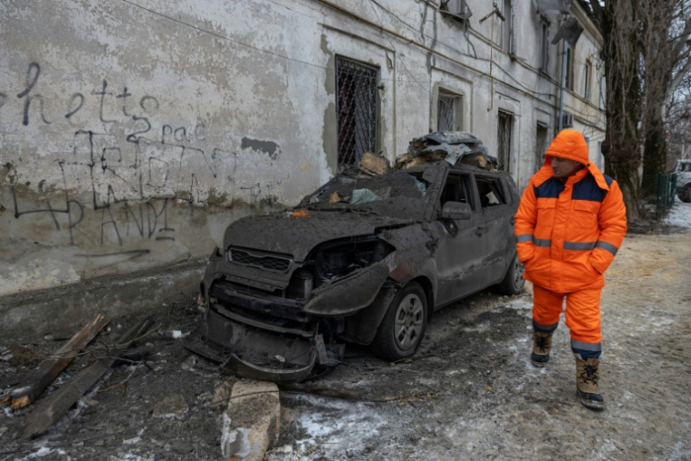 Une voiture calcinée par une frappe russe dans une rue d'Odessa, en Ukraine, le 4 février 2026 ( AFP / Oleksandr GIMANOV )