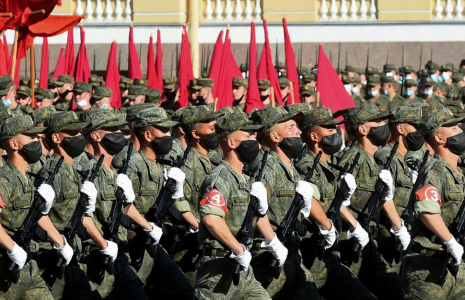 Des soldats russes à Saint-Petersbourg, en Russie, le 17 juin 2020. ( AFP / OLGA MALTSEVA )