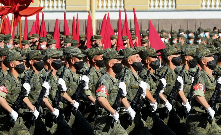 Des soldats russes à Saint-Petersbourg, en Russie, le 17 juin 2020. ( AFP / OLGA MALTSEVA )