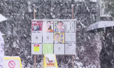 Les Japonais se rendent aux urnes sous de fortes chutes de neige à Tokyo