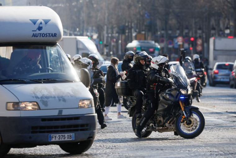 UN "CONVOI DE LA LIBERTÉ" DÉFILE DANS PARIS
