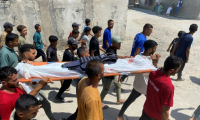 Des Palestiniens transportent le corps d'un des cinq journalistes tués lors d'une frappe israélienne sur l'hôpital Nasser à Khan Younès, dans le sud de Gaza, lors de funérailles, le 25 août 2025  ( AFP / - )