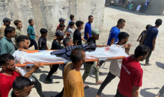 Des Palestiniens transportent le corps d'un des cinq journalistes tués lors d'une frappe israélienne sur l'hôpital Nasser à Khan Younès, dans le sud de Gaza, lors de funérailles, le 25 août 2025  ( AFP / - )