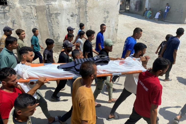 Des Palestiniens transportent le corps d'un des cinq journalistes tués lors d'une frappe israélienne sur l'hôpital Nasser à Khan Younès, dans le sud de Gaza, lors de funérailles, le 25 août 2025 ( AFP / - )