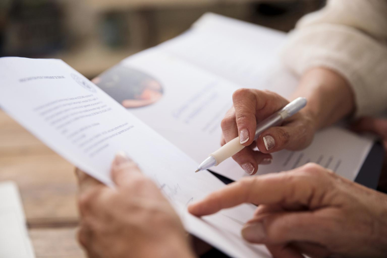 Mutuelle d’entreprise: une «niche» fiscale et sociale coûteuse, jugée inéquitable, qui pourrait fragiliser le financement des retraites et appeler une réforme. ( crédit photo : Getty Images )