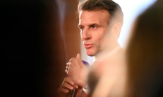 Le président Emmanuel Macron s'exprime lors d'une réunion, le 28 novembre 2025 à Mirecourt (Vosges) ( POOL / SEBASTIEN BOZON )