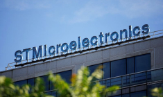 Le logo de STMicroelectronics devant son bâtiment à Montrouge, près de Paris