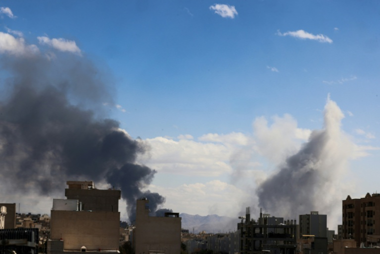 Des nuages de fumée s'élèvent de plusieurs quartiers de Téhéran après des explosions, le 1er mars 2026 ( AFP / ATTA KENARE )