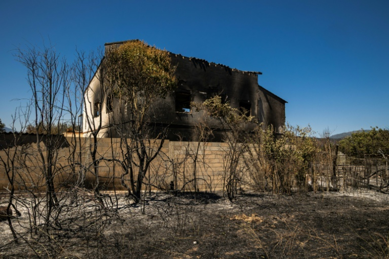 Une maison détruite par un incendie de forêt à Rodès, près de l'Ille-sur-Têt, le 7 juillet 2026 dans les Pyrénées-Orientales ( AFP / Jean-Christophe MILHET )