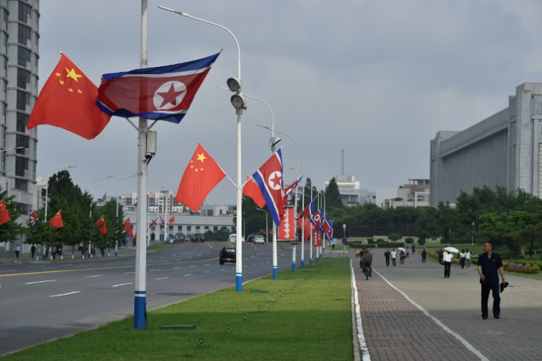 Les drapeaux nationaux de la Corée du Nord et de la Chine flottent dans une rue de Pyongyang le 8 juin 2026 ( AFP / KIM Won Jin )
