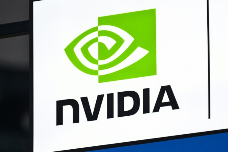 Les startups chinoises sont également confrontées à un accès restreint aux puces haut de gamme fabriquées par Nvidia, en raison des restrictions imposées par Washington ( AFP / Hector RETAMAL )