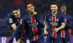 Senny Mayulu du Paris Saint Germain célèbre le septième but de son équipe