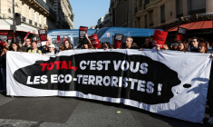 Des militants écologistes protestent lors de l'assemblée générale annuelle de TotalEnergies à Paris