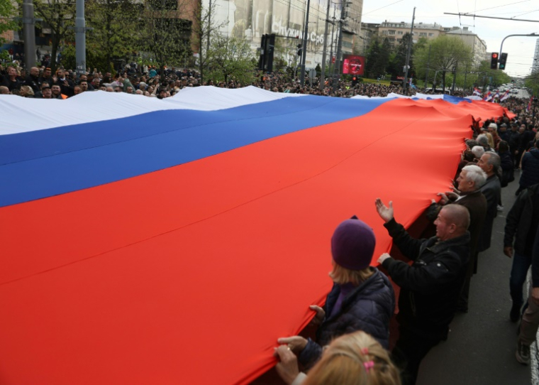 Des partisans du président serbe participent à un rassemblement pro-gouvernemental à Belgrade, le 11 avril 2025 ( AFP / OLIVER BUNIC )