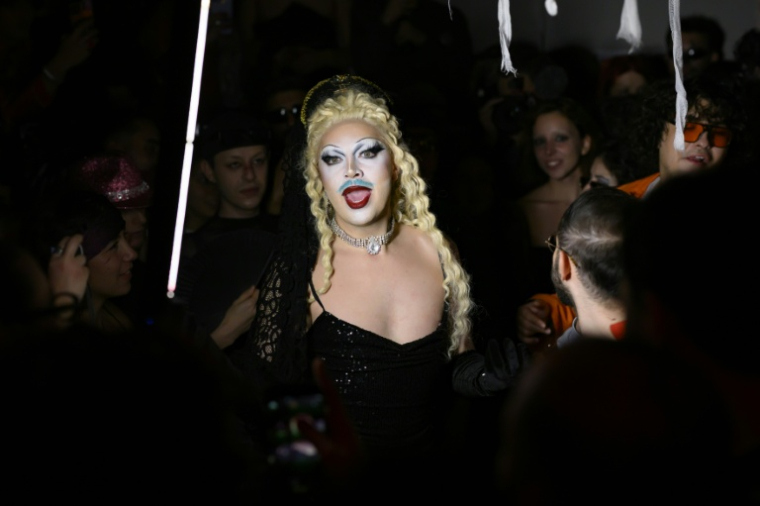La drag queen Florence Konstantina Delight sur la scène dans l'une des boîtes de nuit LGBT+ d'Istanbul, le 1er novembre 2025 en Turquie ( AFP / Yasin AKGUL )
