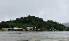 Vue de Camopi, le 11 mai 2026 en Guyane, ville frontalière du Brésil, où les habitants manifestent contre les passages de frontière des orpailleurs illégaux ( AFP / Guillaume REUGE )