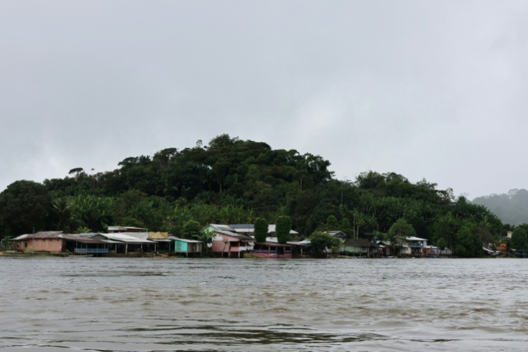 Vue de Camopi, le 11 mai 2026 en Guyane, ville frontalière du Brésil, où les habitants manifestent contre les passages de frontière des orpailleurs illégaux ( AFP / Guillaume REUGE )