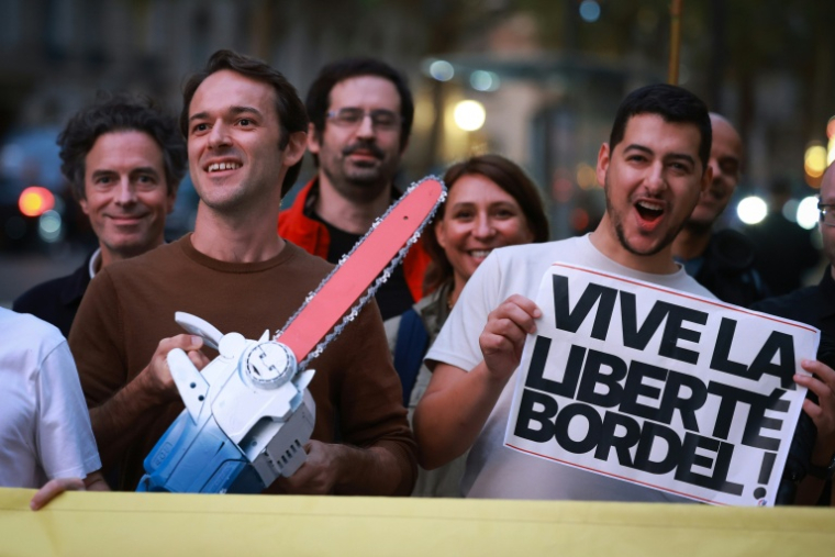Manifestation de soutien au président argentin Javier Milei à Paris le 30 septembre 2026 ( AFP / Kenzo TRIBOUILLARD )