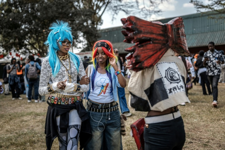 Des cosplayers posent, le 22 août 2026 à Nairobi, durant la convention Otamatsuri consacrée à la culture des mangas et animes japonais ( AFP / Luis TATO )