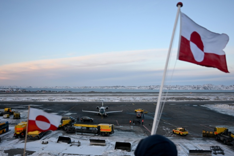 Le drapeau groenlandais près de l'aéroport de Nuuk où a atterri l'avion de la Première ministre danoise Mette Frederiksen, le 23 janvier 2026 au Groenland ( AFP / Jonathan Nackstrand )