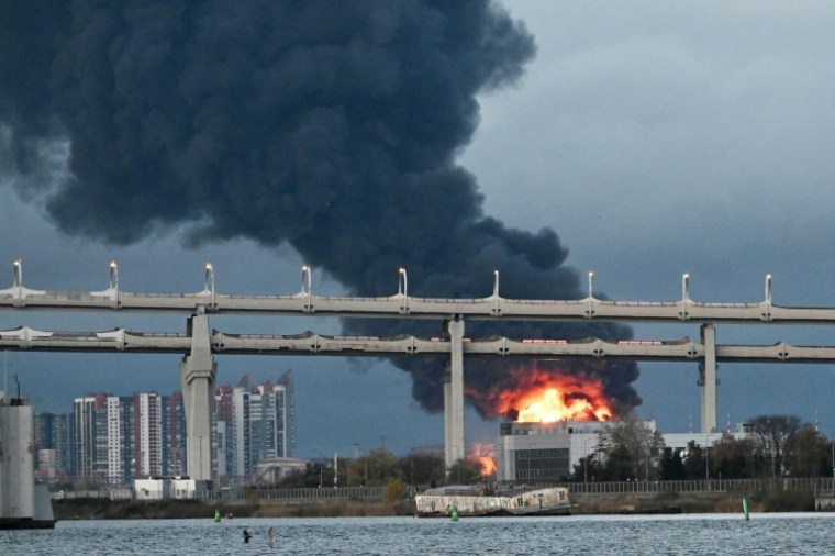 Un terminal pétrolier en feu à Saint-Pétersbourg après des attaque de drones ukrainiens, le 18 octobre 2026 en Russie ( AFP / STRINGER )