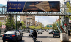 Une pancarte montrant un drone de combat iranien et l'inscription en persan "chaque missile porte un message", "de la part des martyrs et du peuple iranien opprimé et affamé", à Téhéran le 30 mars 2026 ( AFP / ATTA KENARE )