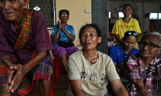 Sai Boonrod (C), qui fait partie des civils fuyant la guerre des deux côtés de la frontière entre la Thaïlande et le Cambodge, lors d'un entretien à l'AFP le 26 juillet 2025 à Kanthararom, dans le  nord-est de la Thaïlande ( AFP / Lillian SUWANRUMPHA )