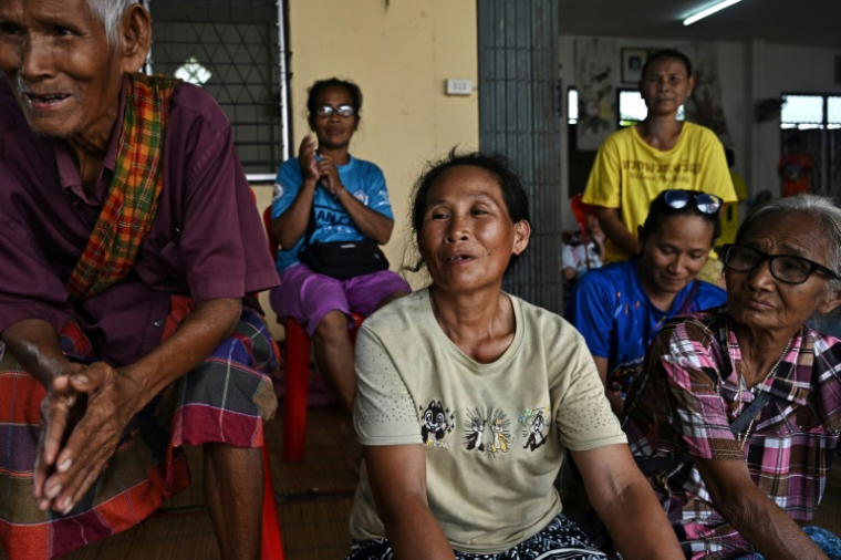 Sai Boonrod (C), qui fait partie des civils fuyant la guerre des deux côtés de la frontière entre la Thaïlande et le Cambodge, lors d'un entretien à l'AFP le 26 juillet 2025 à Kanthararom, dans le  nord-est de la Thaïlande ( AFP / Lillian SUWANRUMPHA )