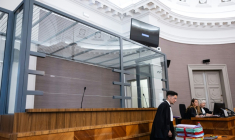 Le box des accusés dans la salle d'audience avant le procès de Jérôme P. à Saint-Omer, le 8 juin 2026 ( AFP / Sameer Al-DOUMY )