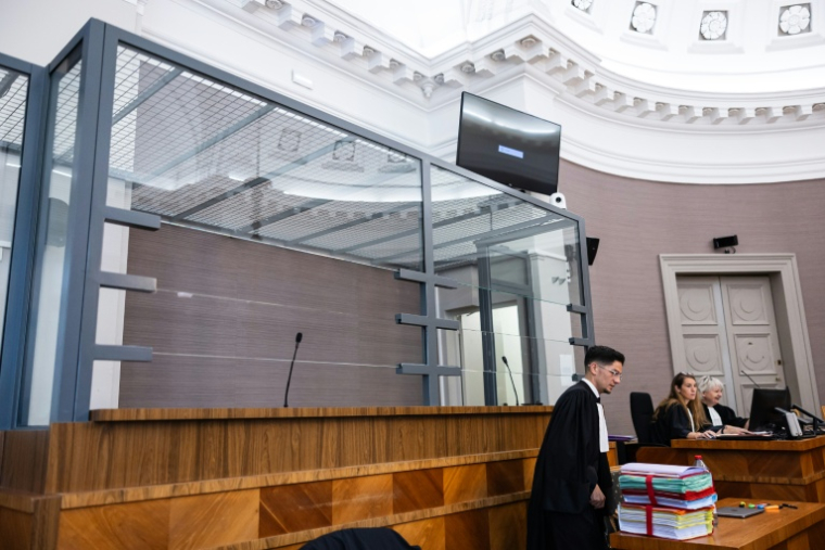 Le box des accusés dans la salle d'audience avant le procès de Jérôme P. à Saint-Omer, le 8 juin 2026 ( AFP / Sameer Al-DOUMY )