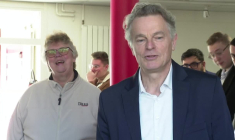 Municipales : le maire sortant de Saint-Amand-les-Eaux Fabien Roussel (PCF) vote