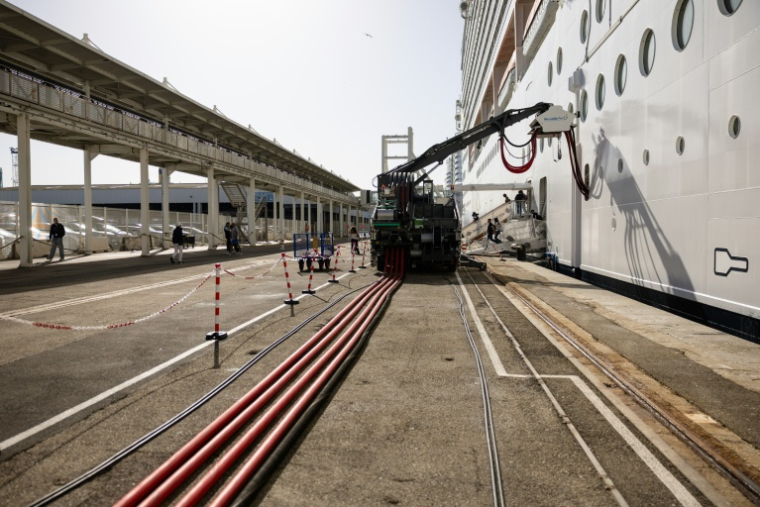 Le navire de croisière MSC World Europa connecté au réseau électrique dans le port de Marseille, le 11 avril 2026   ( AFP / CLEMENT MAHOUDEAU )