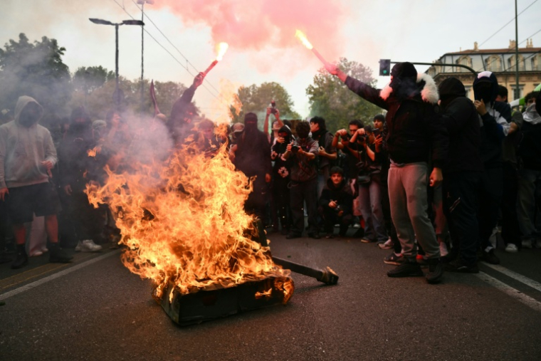 Des étudiants brûlent un char en carton pour protester contre le coût de la vie, le décret sur l’école, l’état des bâtiments scolaires et pour réclamer une augmentation des financements, à Turin, le 16 octobre 2026 ( AFP / Marco BERTORELLO )