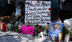 Un memorial improvisé en hommage à Alex Pretti à Minneapolis, dans le Minnesota, le 25 janvier 2026 ( AFP / ROBERTO SCHMIDT )