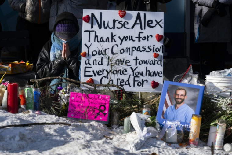 Un memorial improvisé en hommage à Alex Pretti à Minneapolis, dans le Minnesota, le 25 janvier 2026 ( AFP / ROBERTO SCHMIDT )