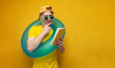 (Crédits photo : Adobe Stock - Jeune homme en tenue décontractée faisant le point sur sa check list de vacances)