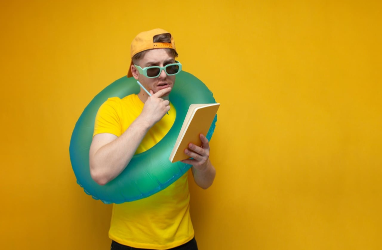 (Crédits photo : Adobe Stock - Jeune homme en tenue décontractée faisant le point sur sa check list de vacances)
